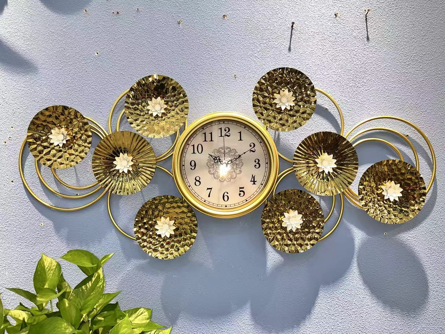 Horloge murale design fleurs et feuilles dorées – Image 4