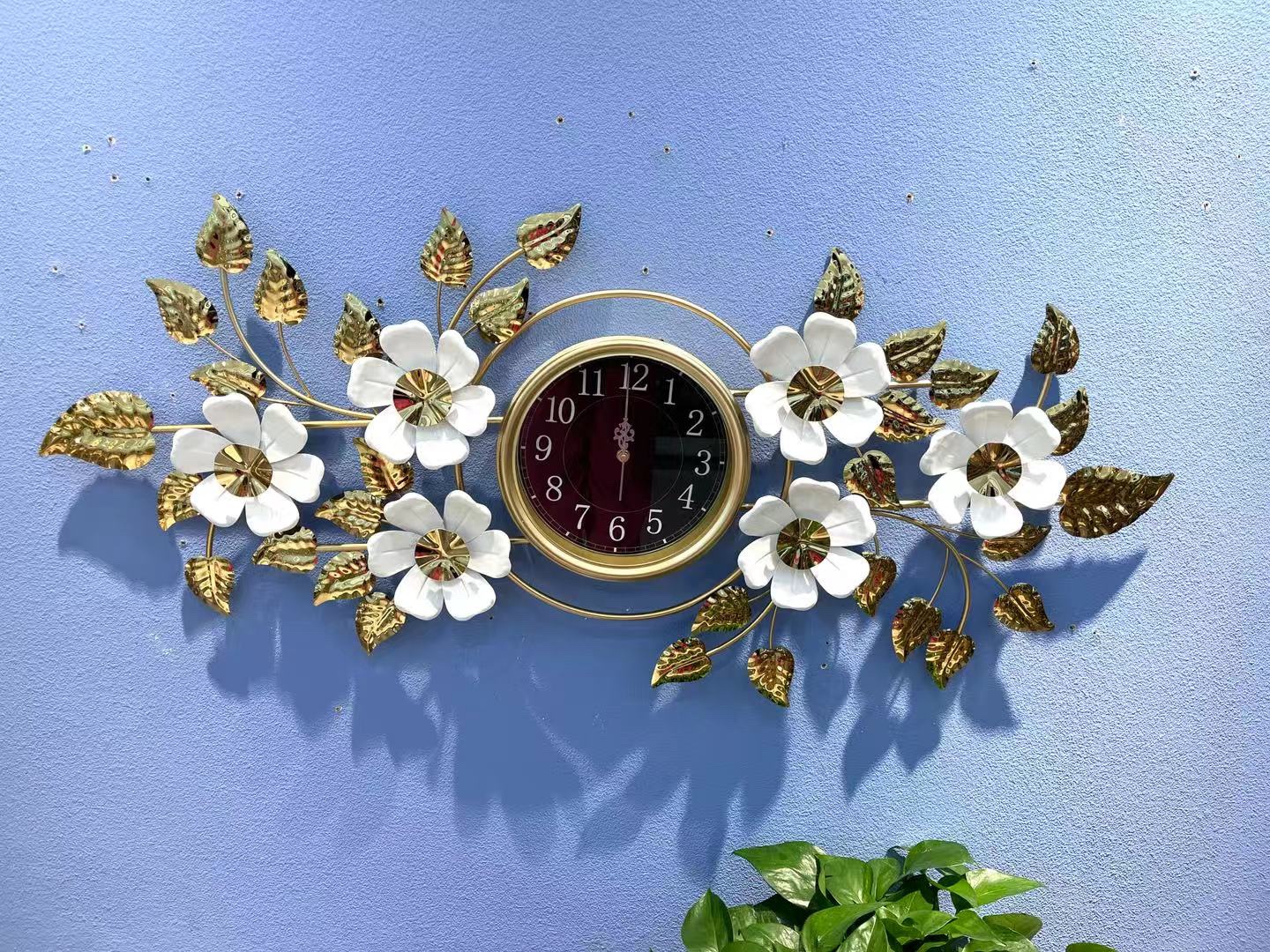Horloge murale design fleurs et feuilles dorées – Image 6