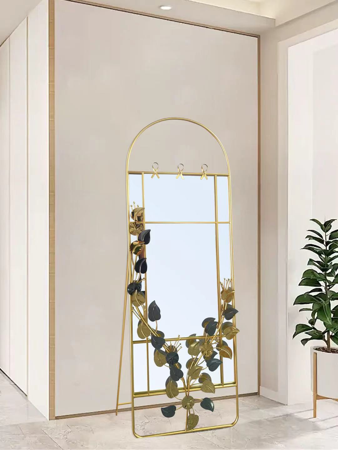Miroir sur pied décoratif doré avec feuillage 2