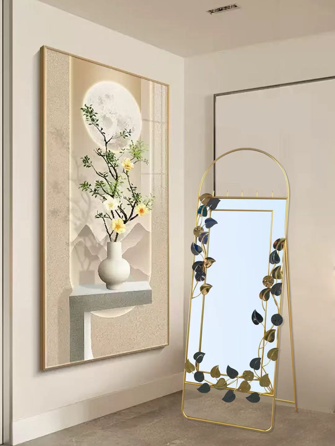 Miroir sur pied décoratif doré avec feuillage 1