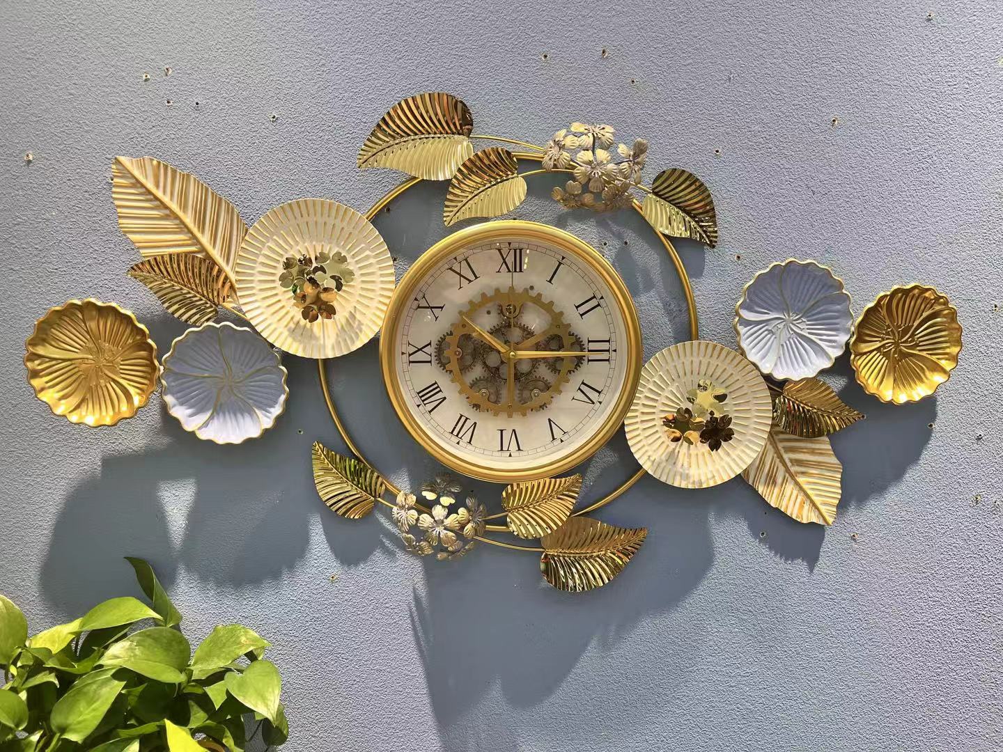 Horloge murale design fleurs et feuilles dorées – Image 7