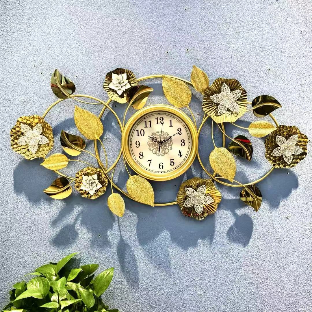 Horloge murale design fleurs et feuilles dorées – Image 3